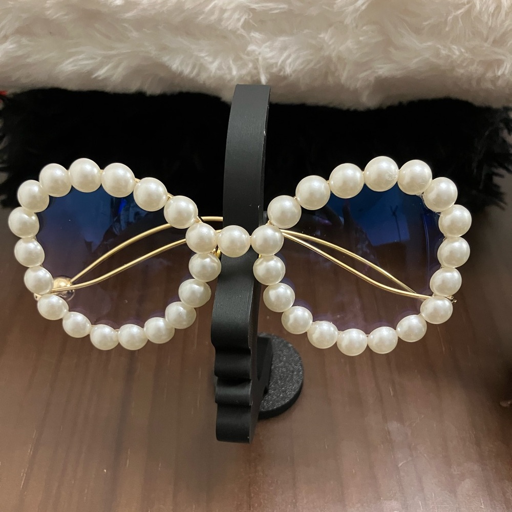 Faux Pearl-Embellished Round Gold Frame, Ivory Pearls - Picture 5 of 14